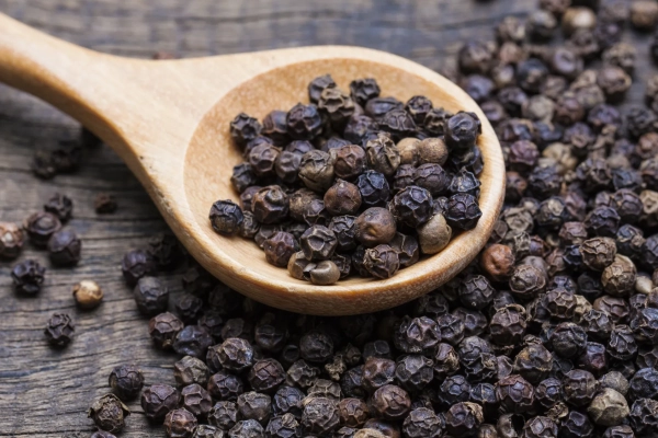 black_peppercorns_wooden_spoon_19102016